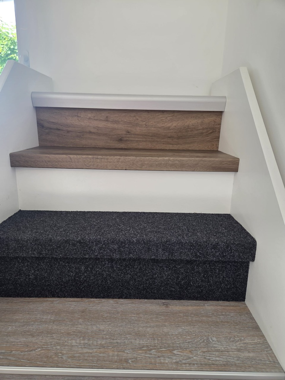Beratung bei Homann Bodenverlegung in Münster mit Mustertreppen und Bodenmustern für Treppenstufen